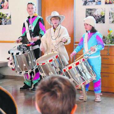 Damit die Narren nicht aussterben - Die Jungtambouren überzeugten mit ihrer Synchronität. Bilder: Annemarie Keusch