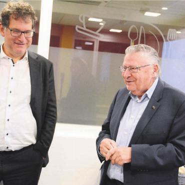 Keine Aussicht auf Besserung - Sie prägten den Abend: Edwin Riesen (rechts) als langjähriger Organisator des Wirtschaftsapéros und Christoph Kilchenmann als Referent und Experte des Schweizer Gesundheitswesens. Bild: Chregi Hansen