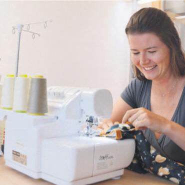 Aus Liebe zum Nähen - Kein seltenes Bild: Natacha Küng an der Nähmaschine. Bild: ake