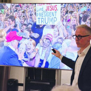 Gegenpole halten sich die Waage - «Die Stimmung an den Trump-Veranstaltungen fühlte sich bedrohlich an.» Als SRF-Korrespondent war Thomas von Grünigen an vielen Wahlveranstaltungen live vor Ort. Bild: Celeste Blanc