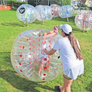 Das Dorf, in dem man sich hilft - «Zunderobsi» beim Bubble-Fussball der Jugendarbeit.
