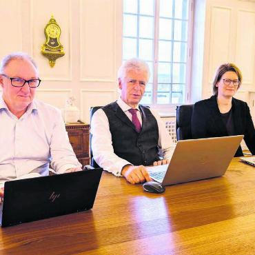 «Den letzten beissen die Hunde» - Stadtschreiber Beat Neuenschwander, Stadtammann Raymond Tellenbach und die städtische Leiterin Finanzen und Controlling, Mirjam Zedi haben unerfreuliche Nachrichten für den Bremgarter Steuerzahler zu verkünden. Bild: Marco Huwyler