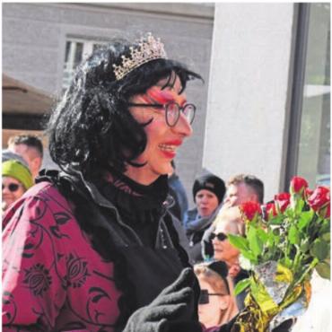 Kunterbunte Fasnachtsparty - Leicht zu spät: Rosen zum Valentinstag.