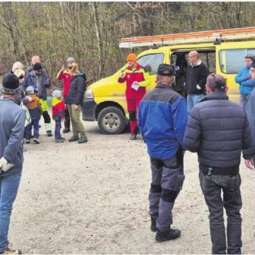 Muri bückt sich – und hilft dem Forst - Grosse Freude für den Forstbetrieb mit Leiter Oliver Eichenberger: Rund 50 Freiwillige waren an der «Waldputzete» dabei. Bilder: sca