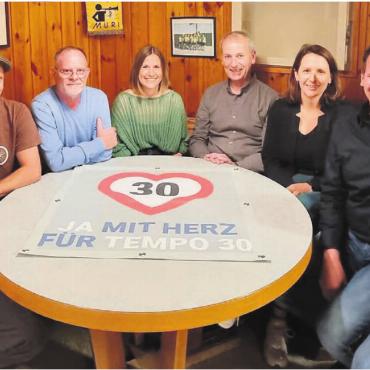 Mit Herz und Vernunft - Von links: René Neiger von «Wohnliches Muri-Dorf», Cornel Stöckli, GLP, Ueli Frei, Mitte-Partei, Ramona Stöckli, SP, Stefan Staubli, Muri Energie Forum, Valerie Weibel, Arbeitsgruppe Mobilität und Ortsplanung, Daniel Wachter und Steffi Haller vom Komitee Ja zu Tempo 30, sie gestalteten den Abend. Bild: Verena Anna Wigger