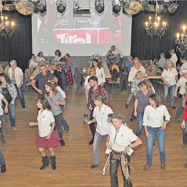«Das Geld schmilzt nur so weg» - In Linien tanzen mit den Dancers vom «Last Hope Saloon». Bild: zg