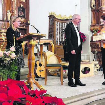 Das Bild des Strohfeuers - Verdankung des Festredners Josef Sachs durch die Co-Präsidentin der Bezirkspartei, Karin Koch Wick (links), und Grossrätin Rita Brem-Ingold. Bild: zg
