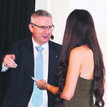 Der Kampf ist noch nicht zu Ende - Kantonalpräsident Andreas Glarner gratuliert Vivienne Huber von der JSVP.