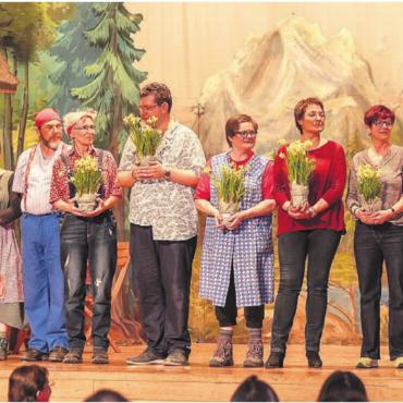 Zweideutig ein Dreiakter - Die Theaterspielerinnen und -spieler ernteten viel Applaus und ein florales Geschenk als Dankeschön. Bilder: mm