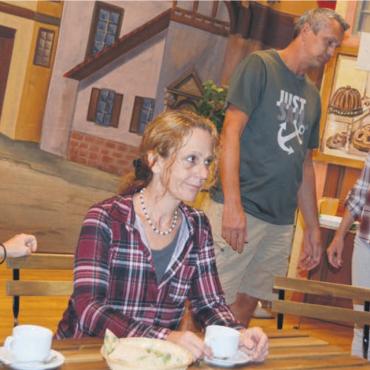 Das Publikum kitzeln - Das Neuste aus dem Dorf austauschen: Nelli Burger, Lisi Amsteg, Martin Borer und Anna Bolliger (von links) im Gespräch.