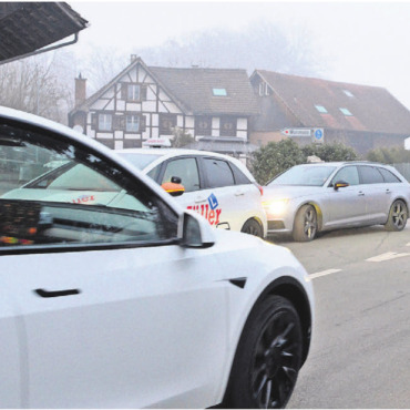 «Wer entlastet uns?» - Solche Situationen entstehen aktuell im Weiler Hasli ganz oft. Der Ausweichverkehr hat in den letzten Tagen stark zugenommen. Bild: Annemarie Keusch