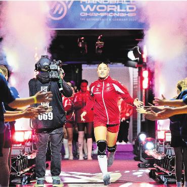 «Irgendwie nicht auf der Welle» - Auf der grössten Handball-Bühne: Daphne Gautschi beim Einlauf vor dem letzten WM-Spiel gegen Rumänien. 
Bild: Freshfocus
