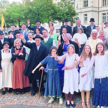 Staunen über die Vergangenheit - Die Darstellerinnen und Darsteller der szenischen Stadtführung: Diese bildete ein grosses Highlight des vergangenen Jahres. Bild: zg