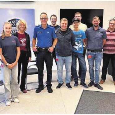 Einmaliger Einblick - Gruppenbild der SVP Bezirk Muri bei der Kantonspolizei Aargau. Bild: zg