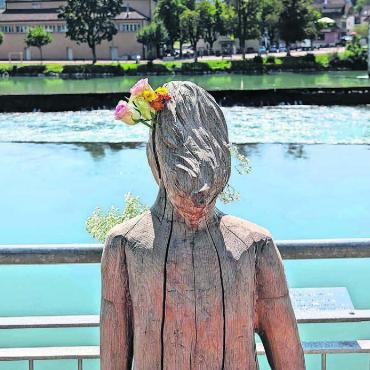 Ein Kunstwerk berührt - 30. August 2024: Das Bremgarter Meitli kehrt knapp drei Wochen nach einem Vandalenakt an seinen Platz zurück. Geschmückt mit Blumen und freudig willkommen geheissen von Unzähligen. Bild: Archiv/huy