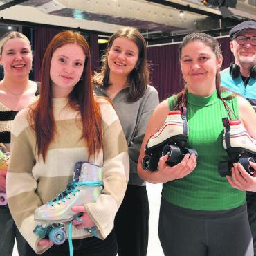 Diesem Lebensstil nacheifern - Das OK der ersten Rollschuhdisco in Muri, von links: Renate Wieland, Bigna Braig, Amaelle Weyermann, Elena Wachter, Priscilla Staubli, Heinz Loher und Sybille Wild. Bild: Annemarie Keusch