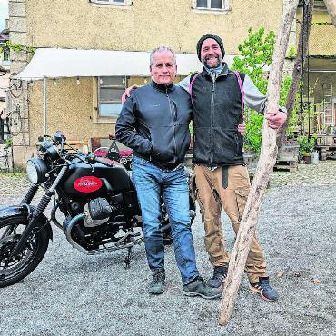 Leben für die Unterstadt - Silvano De Matteis (links) mit seinem Motorrad und Martin Bachmann mit seinem Dreibein, mit dem er auf offenem Feuer zu kochen pflegt. Beide beleben mit ihren Aktivitäten den Kornhausplatz und helfen sich dabei gegenseitig. Bachmanns «Supper Sunntig» einmal im Monat hat sich in der Unterstadt als regelmässiger und beliebter Quartieranlass mit Strahlkraft auch ins restliche Bremgarten etabliert. Bild: Marco Huwyler