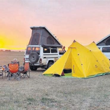 «Es gibt immer eine Lösung» - Nach den anstrengenden Fahrten genossen die sechs Schweizer die abendliche Ruhe im Camp umso mehr.
