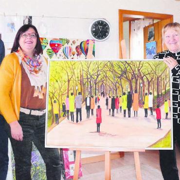 Das Kunstschaffen im Dorf zeigen - An der Ausstellung in Islisberg zeigen (von links) Peter Seiler, Silvia Suter und Sonja Hess (mit Seidenmalerei) sowie Eva Bernhard (nicht auf dem Bild) ihre Werke. Bild: Thomas Stöckli