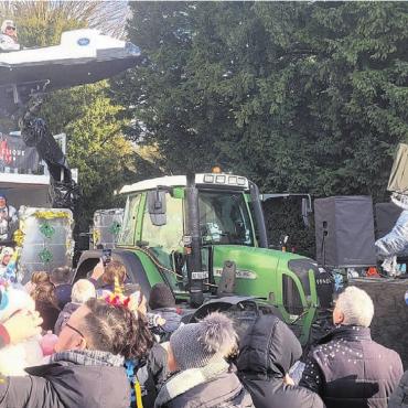 Kunterbunte Fasnachtsparty - Fliegend den Zuschauern entgegen: Die Füür-Clique war mit ihrem Auftritt eine der Hauptattraktionen.