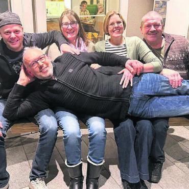 Geprägt von Ehrungen - Ein Teil der Geehrten, von links: Philipp Küng, Brigitte Lauber, Susanne Gisler, Heinz Rosenberg und liegend Thomas Villiger. Bild: zg