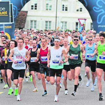 Letztes Jahr starteten rund 3000 Leute am Reusslauf. Dieses Jahr wird die 3000er-Grenze voraussichtlich geknackt. Unter anderem dank der neuen Halbmarathon-Kategorie. Bild: Archiv