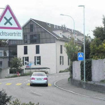 Vielversprechende Massnahmen - Die klare Signalisation führt dazu, dass bei den Abzweigungen im Dorfkern das Tempo gedrosselt wird. Bild: Celeste Blanc