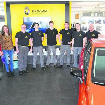 Das spannendste Elektroauto der Zukunft - Das aufgestellte Hagenbuchteam vor der farbigen Renaultpalette (v. l.): Georg, Astrid, Daniel, Miguel, Marc, Livio, Giani, Roli. Es fehlt: Thomas (krank). Bild: rts