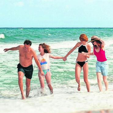 Vermeintliche Idylle am griechischen Strand – in der Patchwork-Familie kriselt es gewaltig. Lisa Brühlmann führte nicht nur Regie, sondern schrieb auch die Geschichte und spielte die Mutter. Für die Rolle des Vaters konnte sie Carlos Leal gewinnen. Die Töchter werden von Paula Rappaport (rechts) und Malou Mösli gespielt. Bilder: zg/Archiv