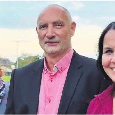Gemeindeammann abgewählt - Dominique Hoffmann, links, Michel Greber und Claudia Gauch freuen sich über die Wiederwahl. Sie sehen ihre Resultate als Bestätigung für ihre Arbeit. Auf dem Bild fehlt der ebenfalls wiedergewählte Kurt Niederhauser, er weilt mit seiner Familie bereits in den Ferien. Bild: Verena Anna Wigger