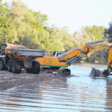 Der Weg der Flusssteine - Der Bagger und der Lastwagen sind im Dauereinsatz: Täglich transportieren Bild: cbl
