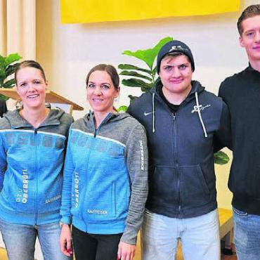Jahresstart mit Ehrungen - Geehrt für ausserordentliche sportliche Leistungen. Gemeinderat Pius Hofstetter gratulierte dem Damenturnerverein, vertreten durch Tamara Haberthür und Michèle Schurr, Inlinehockeyspieler Nils Widmer und Fussballgoalie Lionel Huwiler (von links). Bild: eh