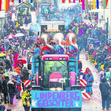In Farben, Musik und Konfetti getaucht - Am Fasnachtsumzug herrscht nicht nur auf der Strasse ein buntes und närrisches Treiben. Bild: Archiv