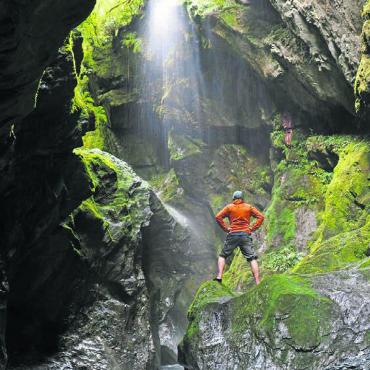 Multivision Neuseeland - An der Westküste der Südinsel Neuseeland: Selbstauslöser in paradiesischer Schlucht. Bild: zg