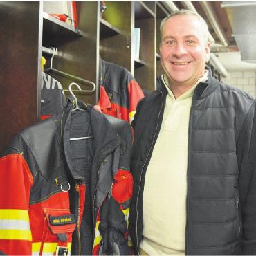 Viel mehr als nur ein Hobby - Die Arbeitskleider hat er abgegeben, seine Brandschutzkleidung hängt noch bis morgen in der Garderobe: der abtretende Kommandant Thomas Strebel. Bild: Annemarie Keusch