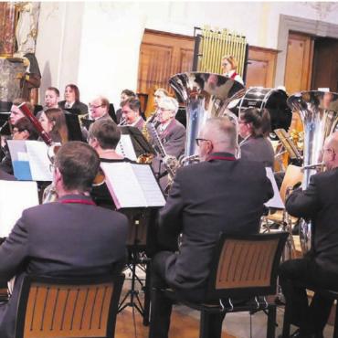 Weihnachtsgrüsse aus Hawaii - Dirigent Markus Steimen bot dem Publikum mit seinen Musikantinnen und Musikanten ein gelungenes Konzertprogramm. Bilder: Richard Gähwiler