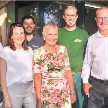 Das Gemeinschaftswerk kommt an - Freuen sich über den Abschluss des Lehrlingsateliers, von links: Alois Odermatt, Stefanie Stöckli-Joho, Emil Hüsser, Caroline Somma, Beat Keusch und Urs Beyeler. Bild: Thomas Stöckli