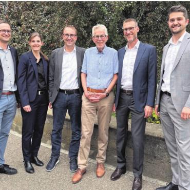 Er war der Chef der Bundesrätin - Zum Abschied ein Bild mit dem Anwaltsteam von Fricker Seiler Rechtsanwälte (v. l.): Samuel Egli, Irene Koch, Matthias Fricker, Kurt Fricker, Roger Seiler, Patrik Burri.
