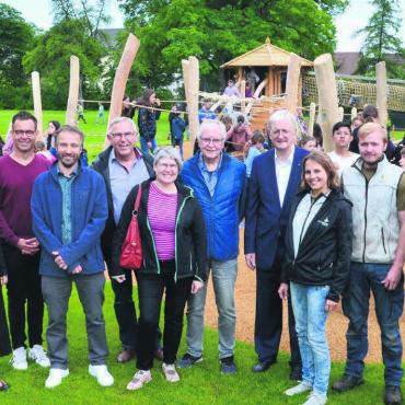Sturm auf den neuen Spielplatz - Der Spielplatz Badweiher ist an die Gemeinde Muri übergeben. Bei den Beteiligten ist die Freude gross, wie euphorisch ihn die Kinder in Beschlag nehmen. Bild: Thomas Stöckli