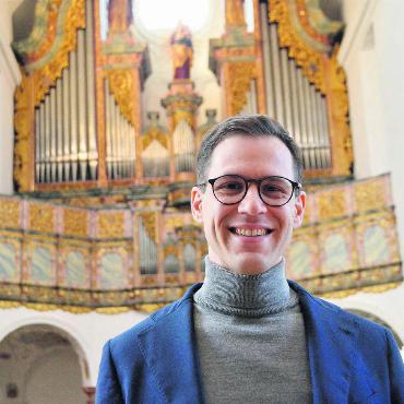 Ein naheliegender Schritt - Die historischen Instrumente in der Klosterkirche in Szene setzen – das kann Christoph Anzböck als Leiter von «Musik in der Klosterkirche». Bild: Annemarie Keusch
