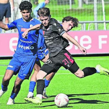 Fussball für alle – seit 75 Jahren - Luca Nascimento (links) und der FC Wohlen spielten im Final gegen den FC Baden. Die Badener konnten sich knapp mit 2:1 durchsetzen.