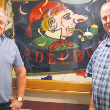 Die Hoffnung stirbt zuletzt - Sie hoffen, dass die Adelburger Geschichte weitergeht: Kurt Küng (links) und der abtretende Schultheiss Simon Waltenspühl im «Rössli». Bild: Annemarie Keusch