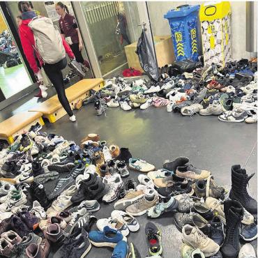Viele Schuhe, viel Freude - Ein seltenes Bild im Eingangsbereich bei der Isenlauf-Halle. Die Teilnehmer mussten die Schuhe im Foyer ausziehen. Über 2400 Schuhe waren anzutreffen.