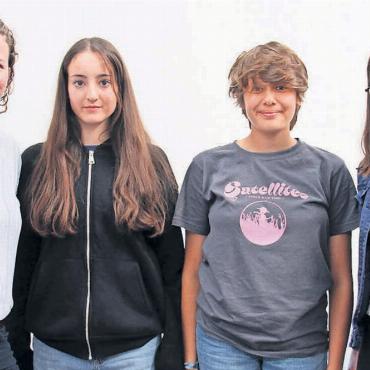 Verantwortung wird aufgeteilt - Fabienne Meyer (links aussen) teilt sich das Präsidium mit Corina Haller (rechts aussen). Vania Hauenstein (links) und Yara Blankenhorn sind als Vertreterinnen der Schülerschaft neu im Vorstand. Bild: Monica Rast