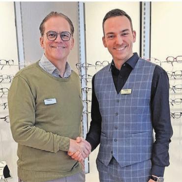 Nachfolger aus der Familie - Der neue Geschäftsführer Timon Strebel (rechts) mit Roger Kunz, der Strebel Optik, Wohlen, über viele Jahre geführt hat. Bild: str