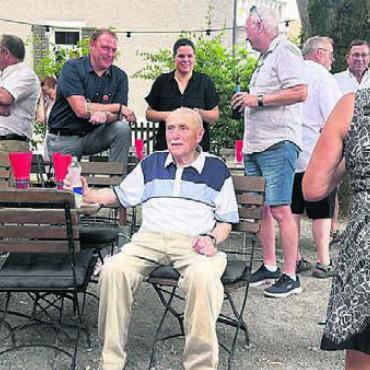 Griff nach den Schwingsternen - 87 Jahre alt: Das älteste Mitglied des SK Freiamt, Guido Räber aus Wohlen (sitzend).