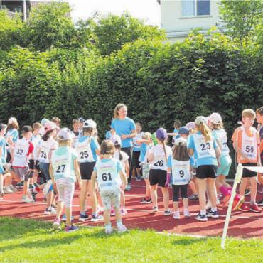 Gelungener Sporttag - Mehr als 60 Kinder massen sich in verschiedenen Disziplinen. Bild: zg