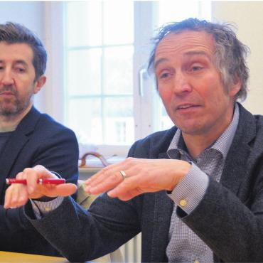 «Zäme» fürs Klosterjubiläum - Genau ein Jahr vor dem grossen Jubiläum: Projektleiter Tobias Holzer (links) und Präsident Hans-Peter Budmiger berichten. Bild: Annemarie Keusch