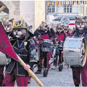«Lachen, feiern, fröhlich sein» - Die Zufiker Sädelgeischter starten als krönender Abschluss der Narrenrallye. Sie heizen Bremgarten tüchtig ein.
