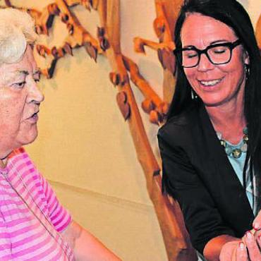 Der Baum lebt weiter - Heimleiterin Sandra Graf und eine Bewohnerin aus dem «Im Brühl» freuen sich über die zwei neuen Blätter.